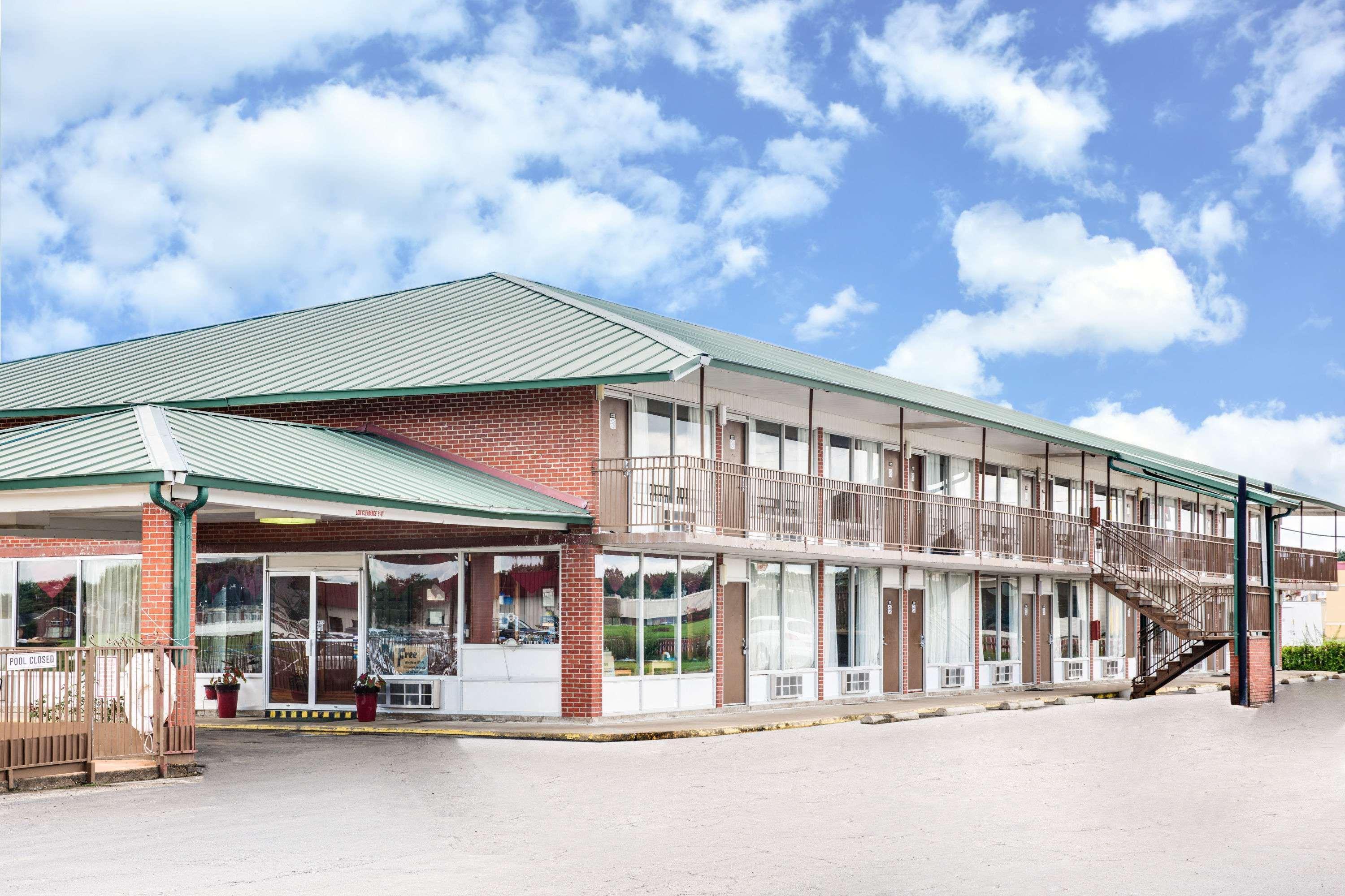 Days Inn By Wyndham Newport Exterior photo