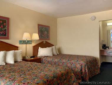 Days Inn By Wyndham Newport Exterior photo
